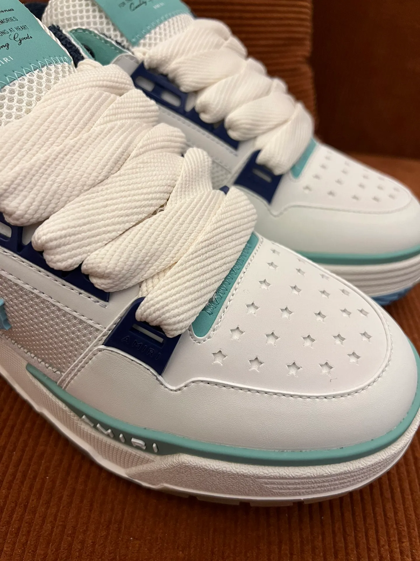 p620💰Men's shoes Amiri Emile's 2023 spring and summer new MA-1 bread shoes, couple models, casual sports shoes, sneakers Amiri gave up the rock punk style in the new season and used a large number of unsaturated colors, Morandi tones, whether you see or wear them, it will make people very happy. The large tongue of the bread shoes continues, shortens the length of the shoe body, thickens the midsole, and the toe part is more rounded. Amiri's brand letters and MA logo appear on the side of the shoe. Fabric: Original customized imported first-layer cowhide + mesh. Lining: Original customized breathable towel lining. Outsole. Foam combination material. Bottom thickness: 4CM. Size: Men's 39-45